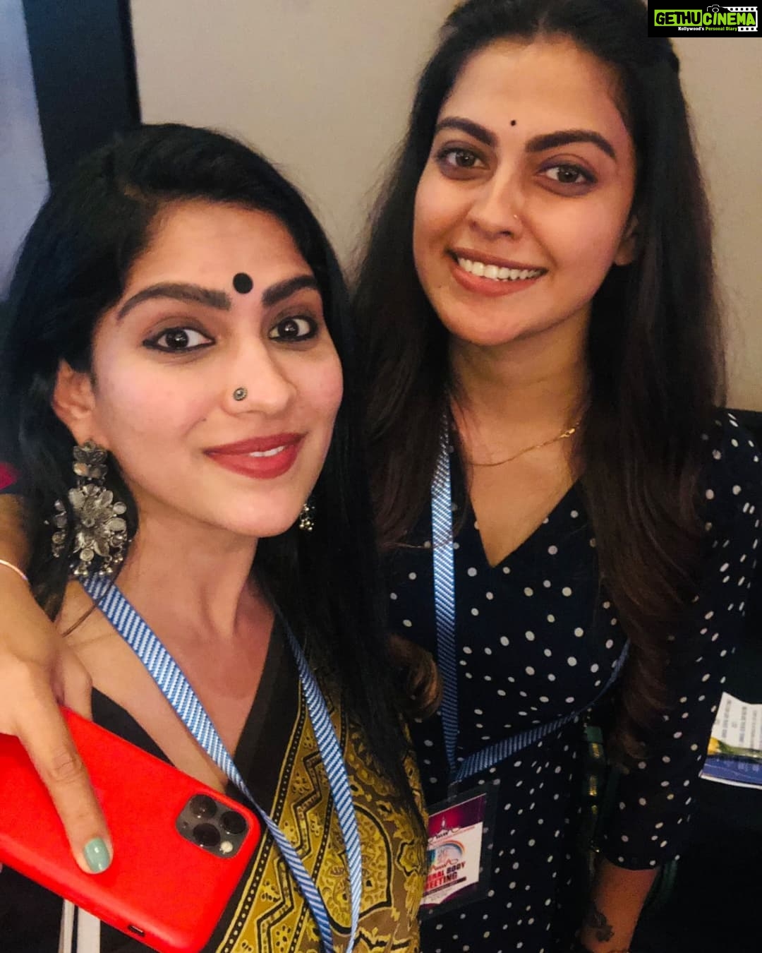 Swasika Instagram - AMMA meeting time and meeting my favourite @mammootty , @antonyperumbavoor , @anusree_luv , @surabhi_lakshmi #mammootty #ammameeting #mammookka #anusree #antonyperumbavoor #surabhilakshmi #swasikavj