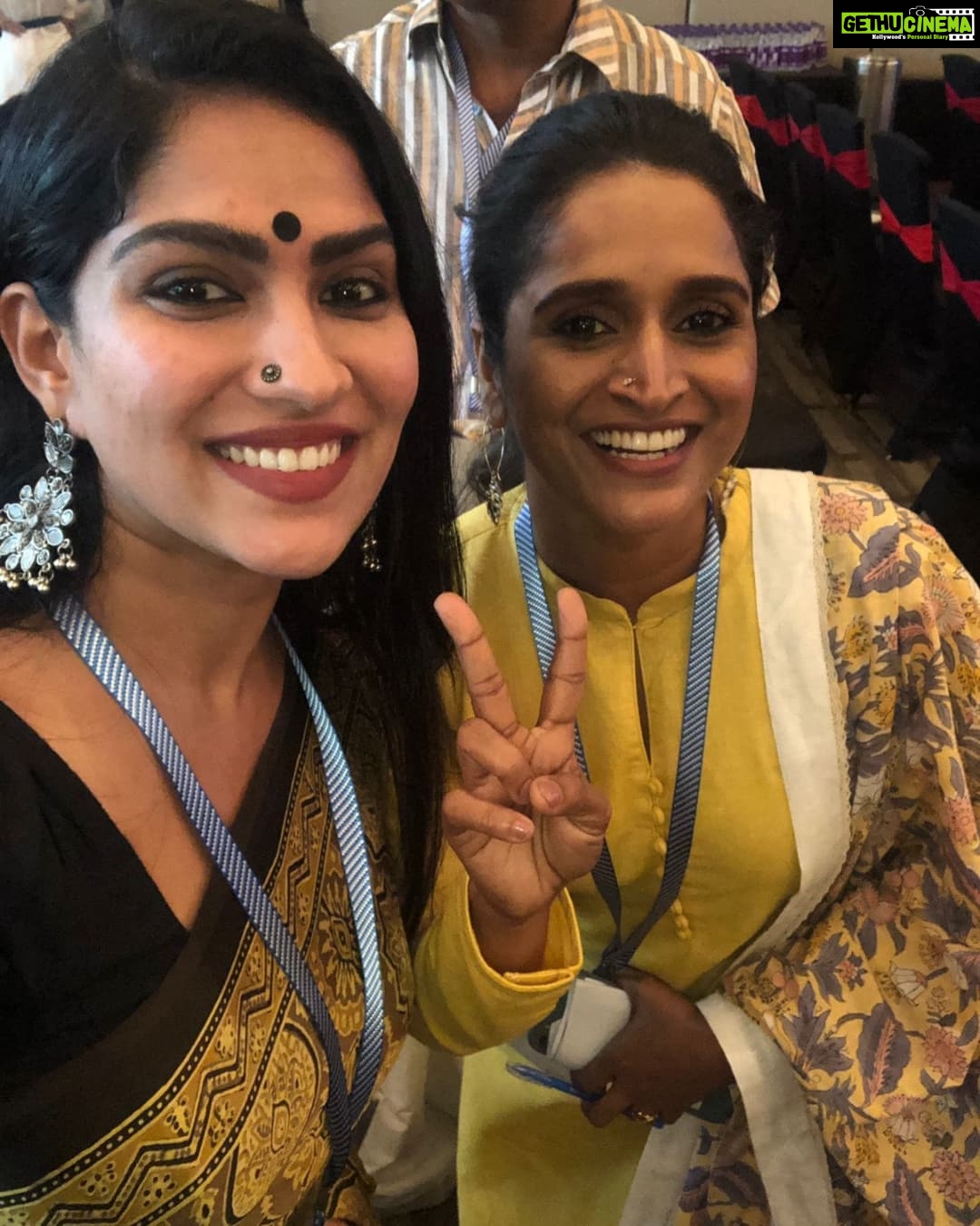 Swasika Instagram - AMMA meeting time and meeting my favourite @mammootty , @antonyperumbavoor , @anusree_luv , @surabhi_lakshmi #mammootty #ammameeting #mammookka #anusree #antonyperumbavoor #surabhilakshmi #swasikavj