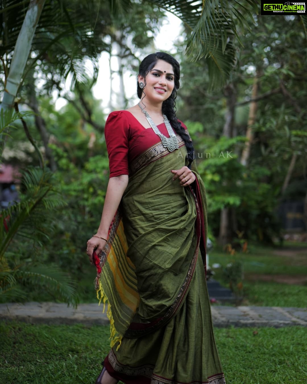 Swasika Instagram - Blending with the nature 💚 Throwback to promotion time of @keshueeveedintenaathan Saree : @the_house_of_handloom Makeup : @mukeshmuralimakeover Photography: @_arjun_a.k #swasikavj #swasika #swasikamalayalamactress