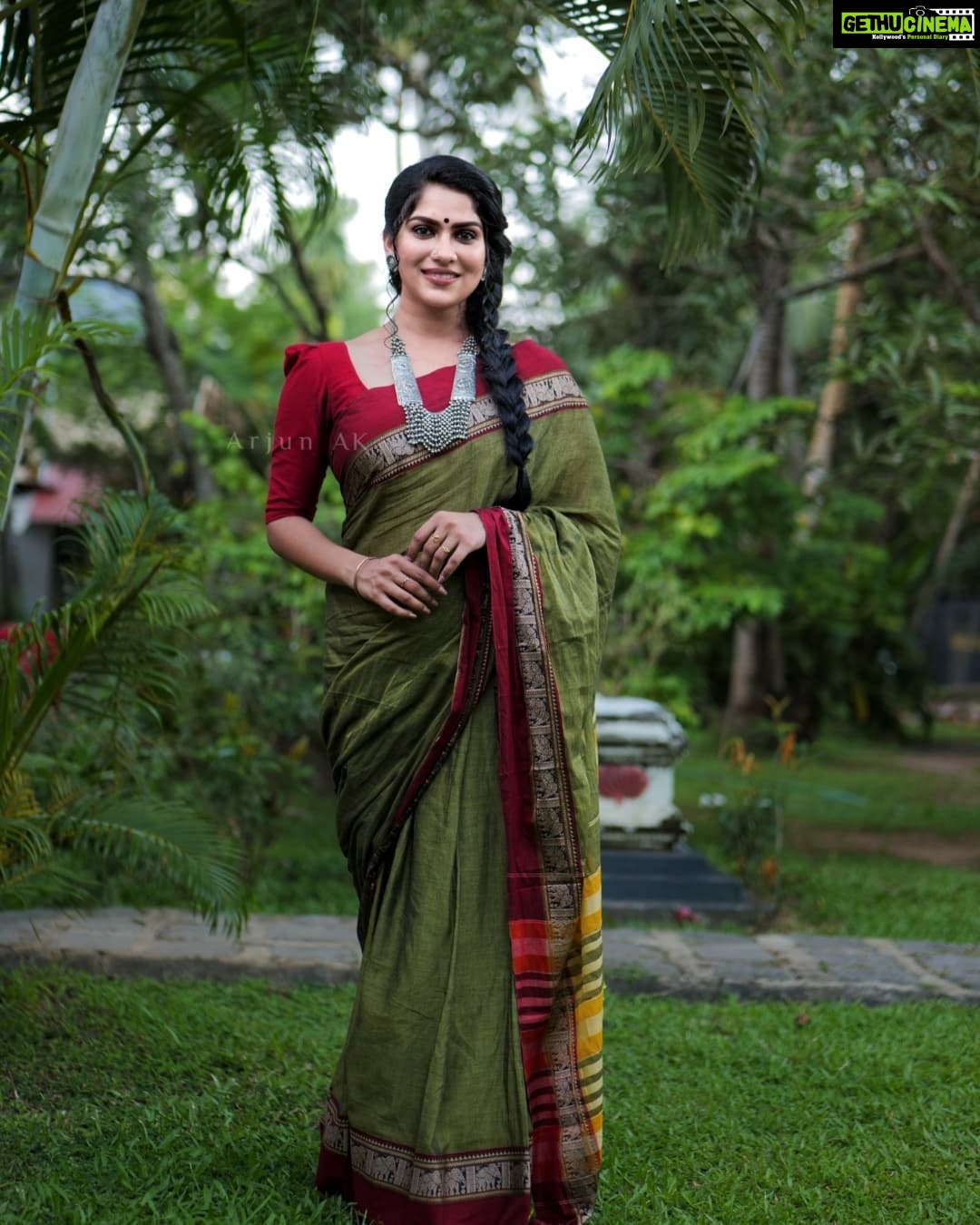 Swasika Instagram - Blending with the nature 💚 Throwback to promotion time of @keshueeveedintenaathan Saree : @the_house_of_handloom Makeup : @mukeshmuralimakeover Photography: @_arjun_a.k #swasikavj #swasika #swasikamalayalamactress