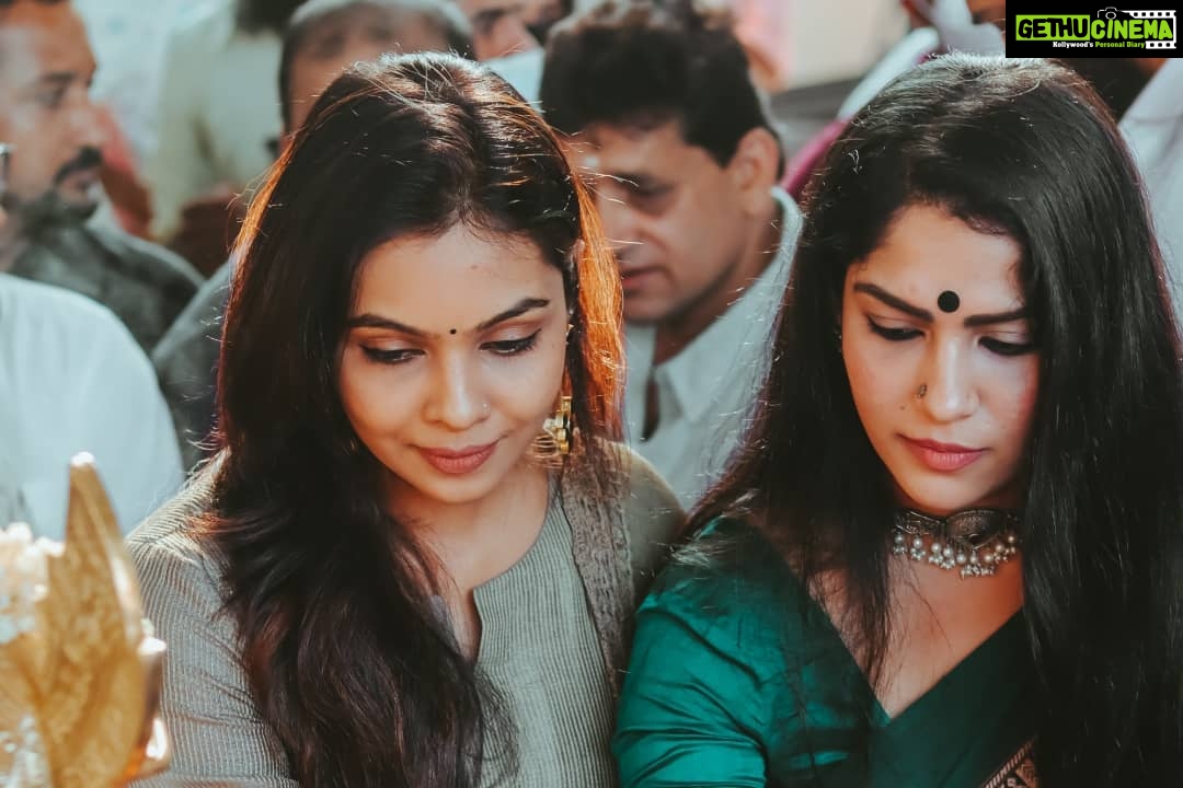 Swasika Instagram - Snaps from Pooja Ceremony of Kumari . Pic credits : @nijithrnair @aishu__ @iamunnimukundan @nsahadev @surabhi_lakshmi @badushanm #kumari #kumarimovie #swasikavj #aishwaryalekshmi #unnimukundan #swasika