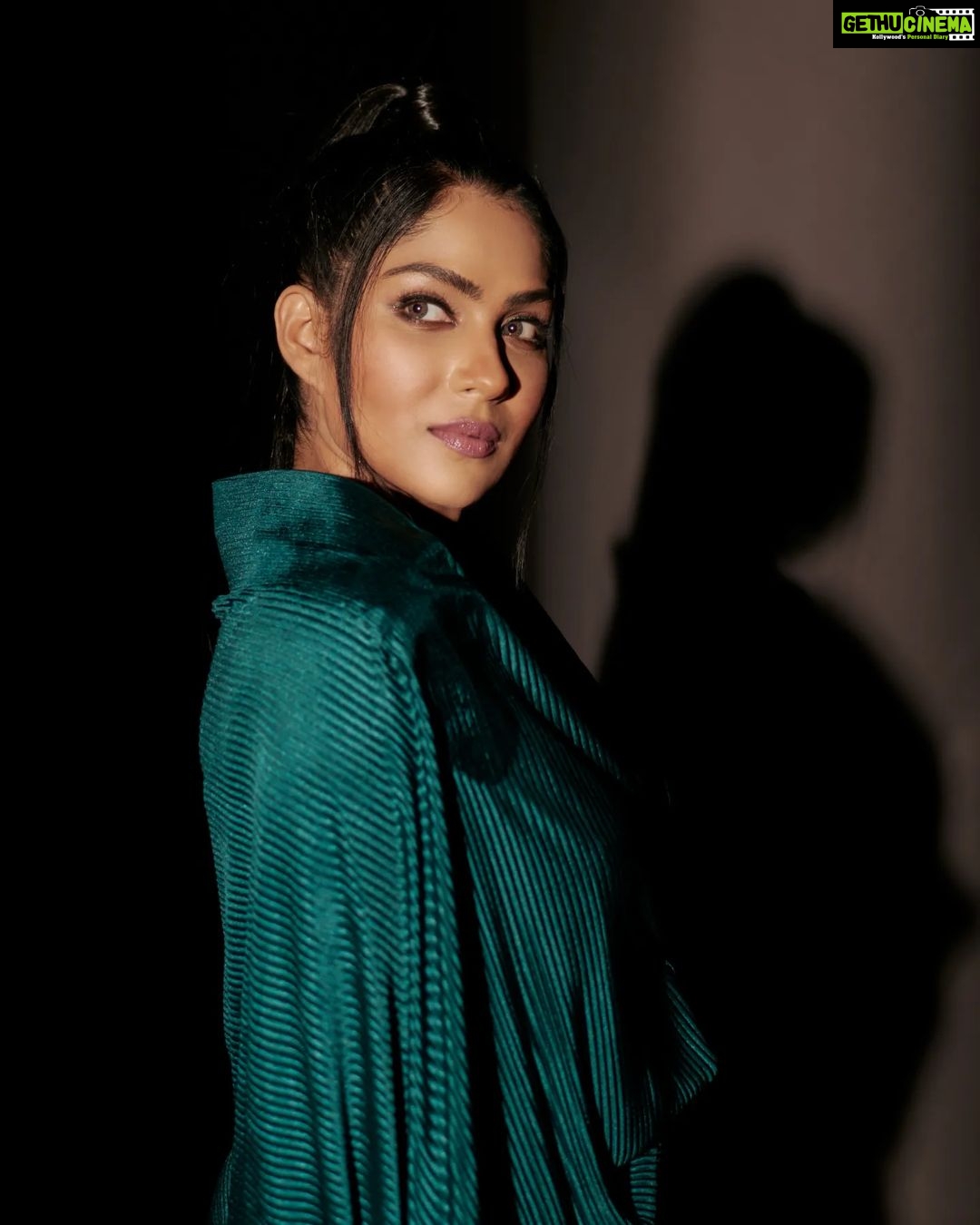 Swasika Instagram - Let's Begin the Game ! #chathuram_square MUA : @vikas.vks.makeupartist Photography : @its_gireesh Production: @maxxocreative Styling : @sanliya_sabu Studio : @studio_maxxo Photography Assistants : @vishnu__photography___ @rizwanmechoth Makeup assistant @nikhil_vks Spl thanks to : @huwais.majeed #chathuram_square #photoshoot #swasikavj #chathurampromotions