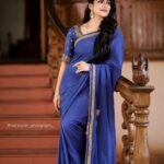 Swasika Instagram - Calmness amidst the Blues 💙 Styling @jaffarimaam Saree @shesdesigns Makeup @mukeshmuralimakeover Photo @nithinznith_photography_ Earrings @planetjewel #swasika #swasikavj #swasikamalayalamactress #swasikaactress #malayalamactress #bluesaree