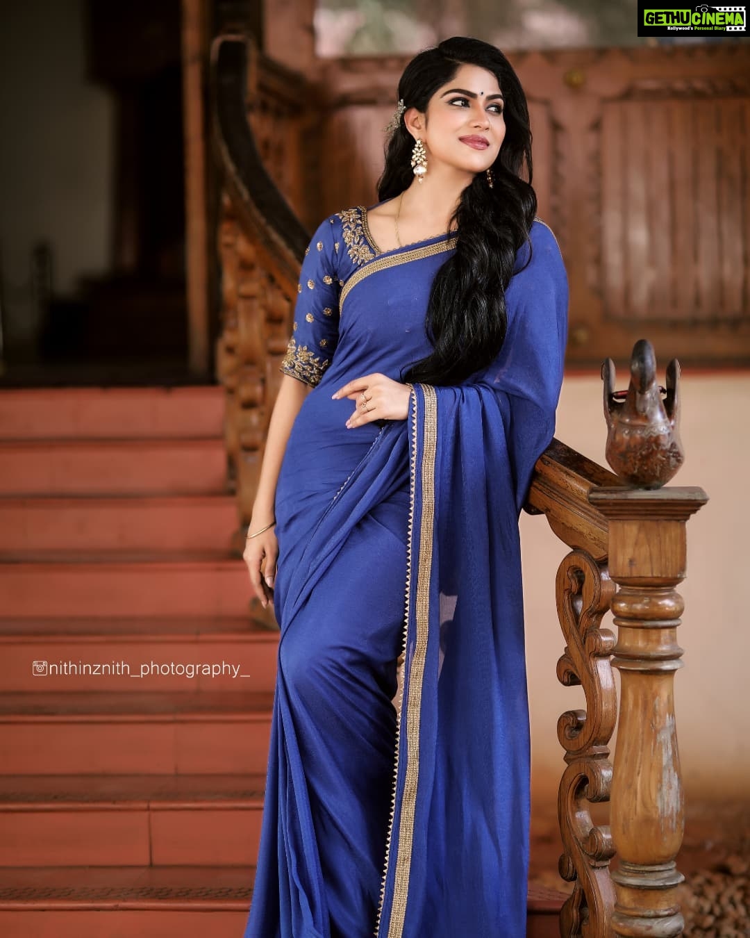 Swasika Instagram - Calmness amidst the Blues 💙 Styling @jaffarimaam Saree @shesdesigns Makeup @mukeshmuralimakeover Photo @nithinznith_photography_ Earrings @planetjewel #swasika #swasikavj #swasikamalayalamactress #swasikaactress #malayalamactress #bluesaree