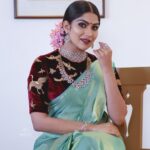 Swasika Instagram - Flaunting the diamonds from @kirtilalsonline . Photography: @anoop_mvr #swasika #swasikaactress #swasikavijay #swasikavj #sareelove #diamonds #greensaree #kirtilalsonline