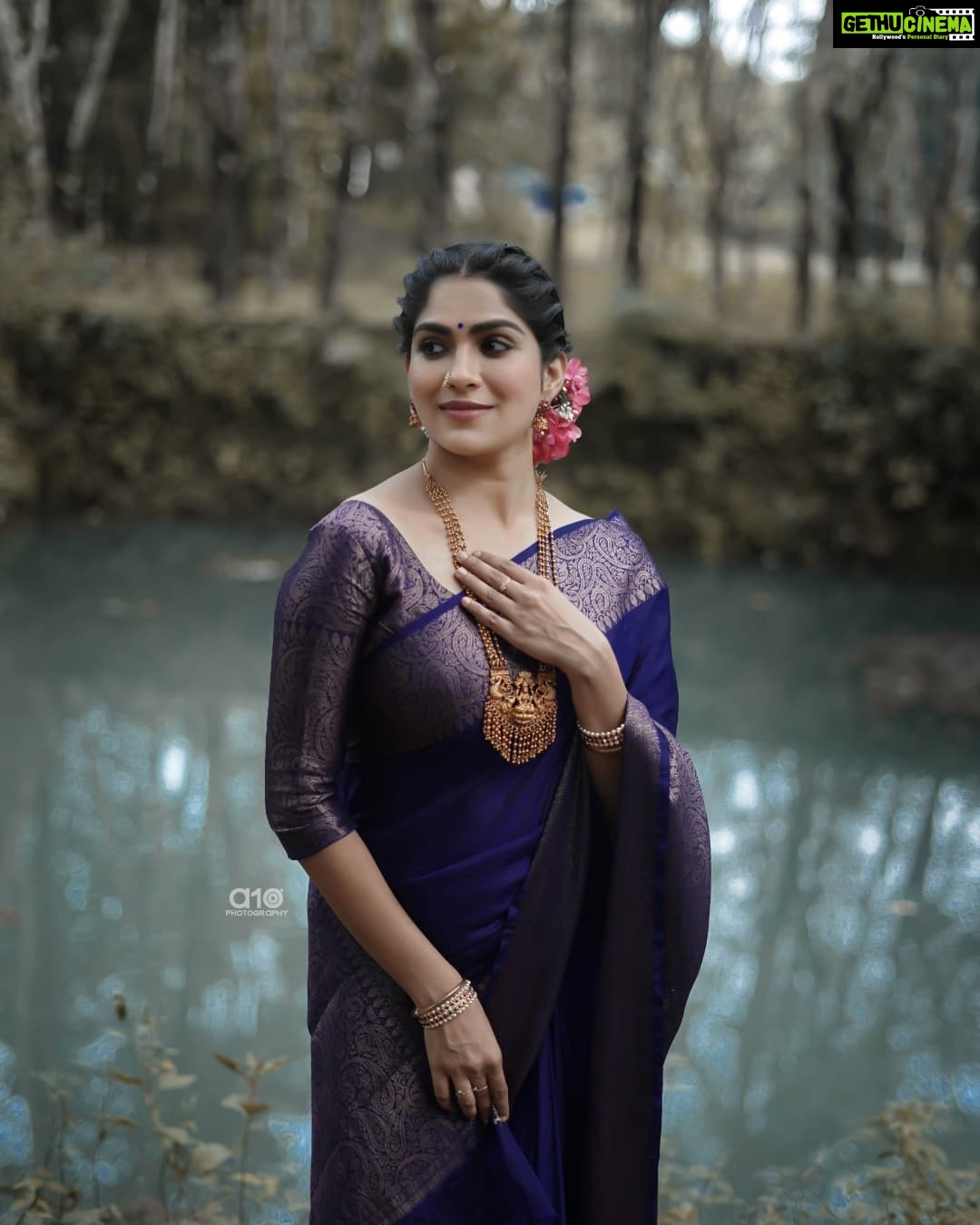 Swasika Instagram - When you feel beautiful yourself. π Makeup : @abilashchickumakeupartist Saree : @ruuhbythebrandstore @thebrandstorebyfebitha Photography: @a10__photography #swasika #swasikavj #swasikavijay #sareelove #agoodday #gratitude #eveningpost #riverside #bluesaree #photoshoot
