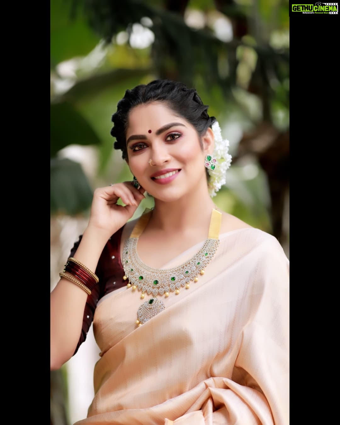 Swasika Instagram - Happy Diwali 🪔 Makeup: @abilashchickumakeupartist Photography: @midhinlal Saree : @thebrandstorebyfebitha Jewellery: @wooglitters #swasikavj #abilashchickumakeupartist #diwali #happydiwali #swasikvijay #swasikavijayactress
