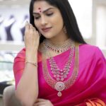 Swasika Instagram - Jewelleries are one of my most favourite art. I love adorning those special statement pieces embellished with precious stones and gems. Here are some glimpses of my favourite collection from one of my favourite Jewellery @joscojewellers . This beautiful jewellery set is such a precious statement piece. Ornaments: @joscojewellers Makeup: @colazbridal Videography: @sanuf_hussain_ @paper_plane_wedding #swasikavj #joscojewellers #jewellerycollection #diamondsets #jewellery #jewellerylove