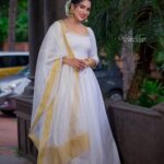 Swasika Instagram - Whistles of the white ❤ Styling @jaffarimaam Makeup @abilashchickumakeupartist Photo: @abindhu_photography Jewelleries @muthucharam_2018 #swasika #swasikavj #swasikavlogs #swasikactress