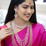 Swasika Instagram - Jewelleries are one of my most favourite art. I love adorning those special statement pieces embellished with precious stones and gems. Here are some glimpses of my favourite collection from one of my favourite Jewellery @joscojewellers . This beautiful jewellery set is such a precious statement piece. Ornaments: @joscojewellers Makeup: @colazbridal Videography: @sanuf_hussain_ @paper_plane_wedding #swasikavj #joscojewellers #jewellerycollection #diamondsets #jewellery #jewellerylove