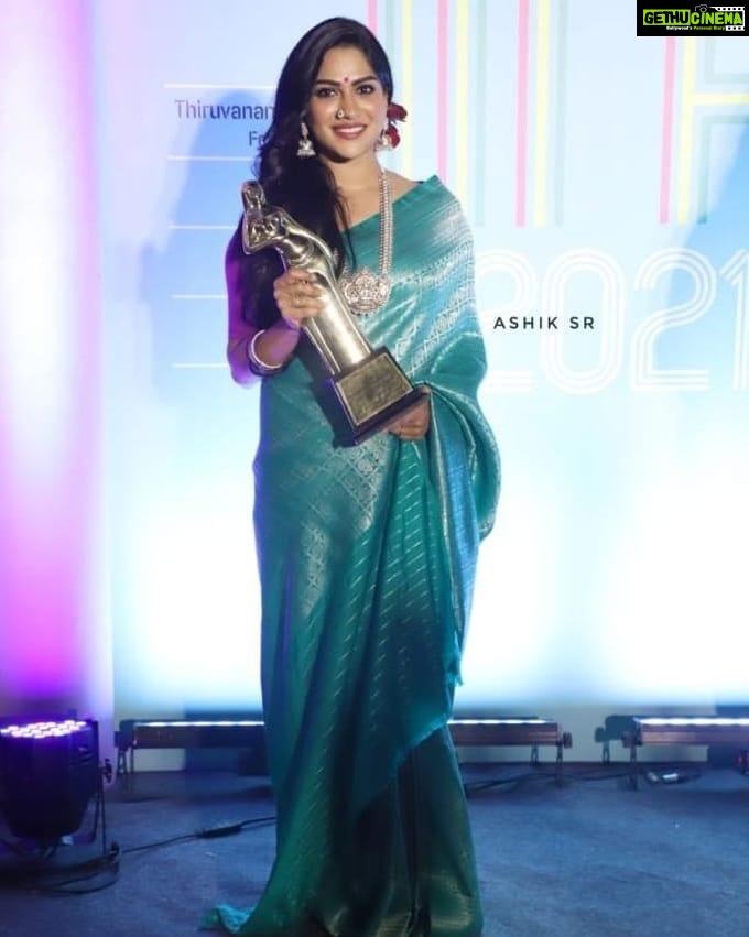 Swasika Instagram - Last year , This day , was the day I could never forget in my life . It is surely one of my cloud 9 moment and my dream come true. At the time, I couldn’t articulate why the award was the most meaningful one I’d ever received. Today, it’s obvious that , the prestigious momento helped me in many ways of forming my career. I would like to thank the entire cast and the crew members who helped throughout the movie with their hard work and efforts in their best possible way. No matter what happens , Vasanthi will always hold a special space in my heart. #vasanthi #swasika #swasikavj #stateaward #stateawardwinner #throwback #memories #dreamcometrue