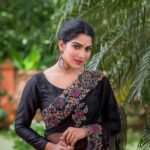 Swasika Instagram - Be bold in pursuing what others believe is unrealistic because this will achieve more than being bland and unimaginative. Makeup : @abilashchickumakeupartist Styling @jaffarimaam Photos @abindhu_photography Outfit : @kurdhishdesigns #swasikavj #swasikavlogs #swasikavijay #swasika #blacksaree #boldandbeautiful #blacklove #sareelove #redcarpetlook #redcarpet #amritatv
