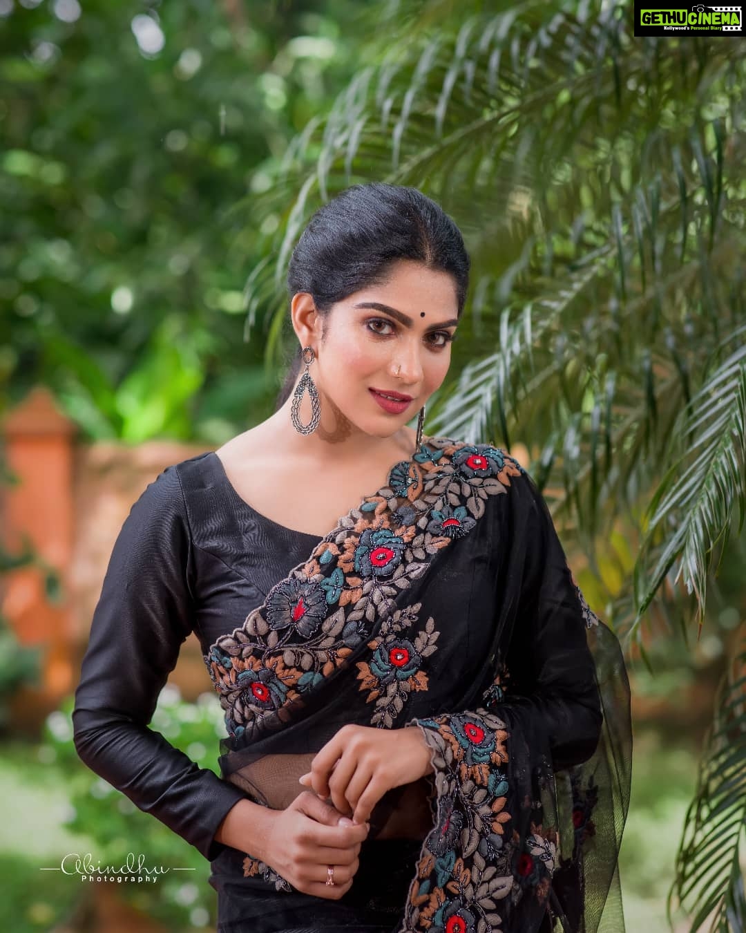 Swasika Instagram - Be bold in pursuing what others believe is unrealistic because this will achieve more than being bland and unimaginative. Makeup : @abilashchickumakeupartist Styling @jaffarimaam Photos @abindhu_photography Outfit : @kurdhishdesigns #swasikavj #swasikavlogs #swasikavijay #swasika #blacksaree #boldandbeautiful #blacklove #sareelove #redcarpetlook #redcarpet #amritatv