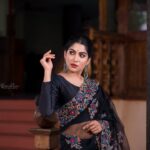 Swasika Instagram - Be bold in pursuing what others believe is unrealistic because this will achieve more than being bland and unimaginative. Muse: @swasikavj Makeup : @abilashchickumakeupartist Styling @jaffarimaam Photos @abindhu_photography Outfit : @kurdhishdesigns #swasikavj #swasikavlogs #swasikavijay #swasika #blacksaree #boldandbeautiful #blacklove #sareelove #redcarpetlook #redcarpet #amritatv