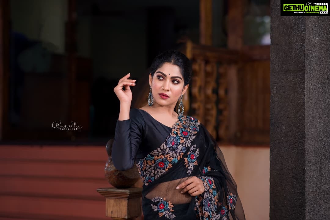 Swasika Instagram - Be bold in pursuing what others believe is unrealistic because this will achieve more than being bland and unimaginative. Muse: @swasikavj Makeup : @abilashchickumakeupartist Styling @jaffarimaam Photos @abindhu_photography Outfit : @kurdhishdesigns #swasikavj #swasikavlogs #swasikavijay #swasika #blacksaree #boldandbeautiful #blacklove #sareelove #redcarpetlook #redcarpet #amritatv