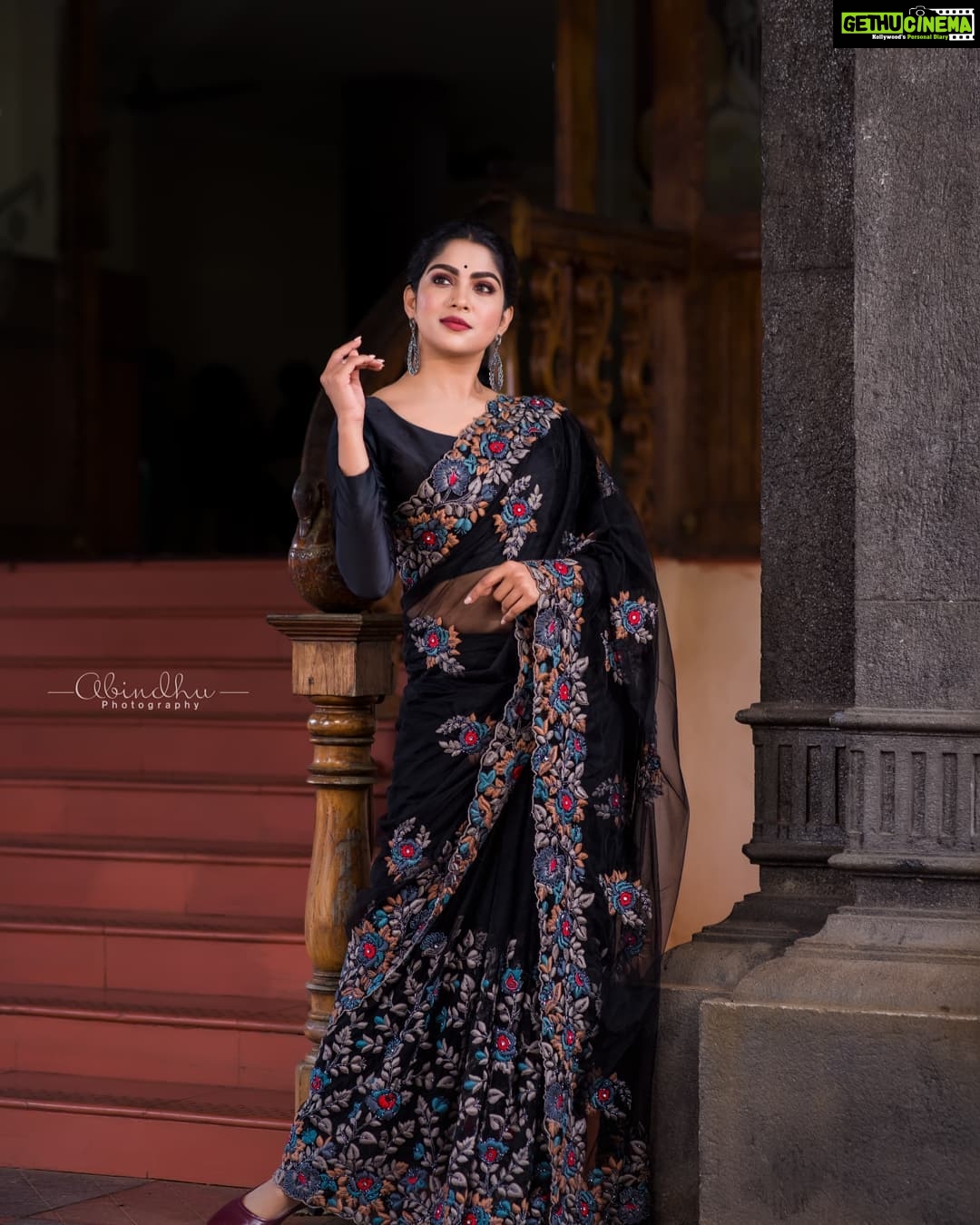 Swasika Instagram - Be bold in pursuing what others believe is unrealistic because this will achieve more than being bland and unimaginative. Makeup : @abilashchickumakeupartist Styling @jaffarimaam Photos @abindhu_photography Outfit : @kurdhishdesigns #swasikavj #swasikavlogs #swasikavijay #swasika #blacksaree #boldandbeautiful #blacklove #sareelove #redcarpetlook #redcarpet #amritatv