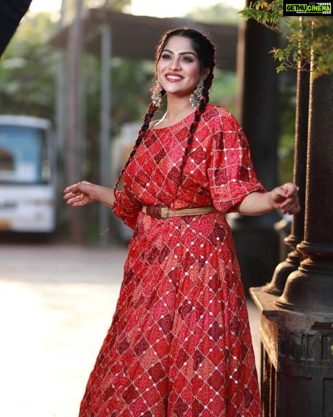 Swasika Instagram - Do life with love, Stop when you’re happy with what you’ve achieved and Everyday is a day to be happy! Mua : @abilashchickumakeupartist Stylist : @rashmimuraleedharan Costume : @salaaboutique Photo : @akhil_photography_tvm #swasikavj #swasika #redcarpet #redcarpetlook #amritatv