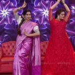 Swasika Instagram - A dance session with my bestie @manve_surendran_official_ at Red Carpet Show in Amrita Tv @amritatv . Thank you @manve_surendran_official_ and @actor_deepan for being the part on of the show. It was such a fun episode to host you both. #swasika #swasikavj #swasikavlogs #swasikavijayactress #redcarpet #amritatv #manvesurendran #deepanmurali