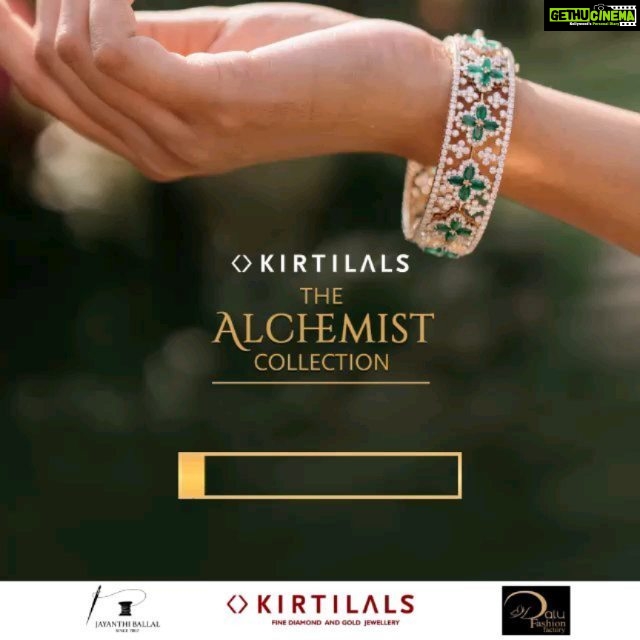 Swasika Instagram - KIRTILALS presenting the Alchemist Collection . STAY TUNED ! Meet me on 27th November, 11:00 am. @kirtilalsonline @jayanthiballal @dalu_krishnadas #kirtilalsonline #jayanthiballal #dalu #dalukrishnadas #swasika #swasikavijay #swasikaactress