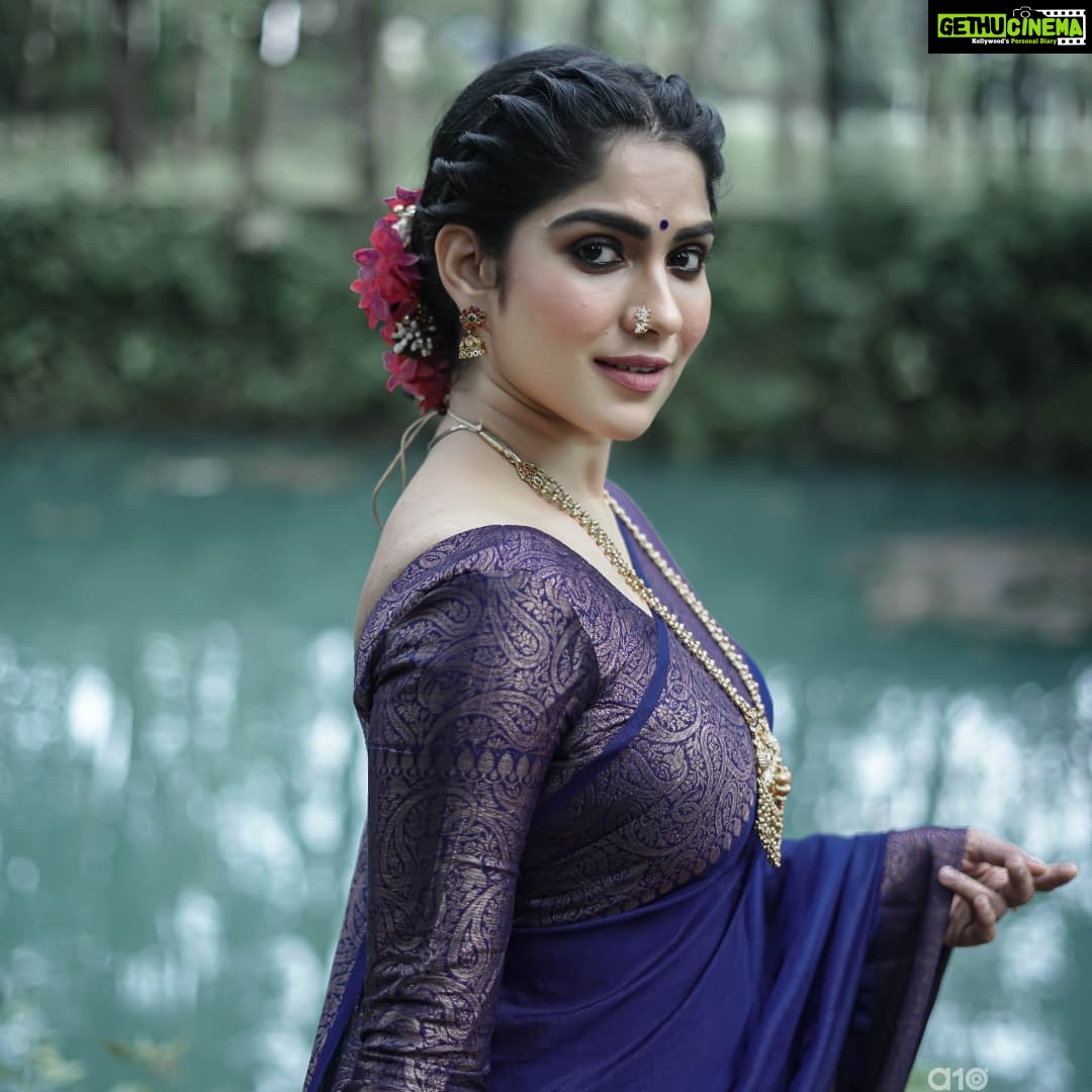 Swasika Instagram - When you feel beautiful yourself. π Makeup : @abilashchickumakeupartist Saree : @ruuhbythebrandstore @thebrandstorebyfebitha Photography: @a10__photography #swasika #swasikavj #swasikavijay #sareelove #agoodday #gratitude #eveningpost #riverside #bluesaree #photoshoot