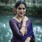 Swasika Instagram - When you feel beautiful yourself. 😍 Makeup : @abilashchickumakeupartist Saree : @ruuhbythebrandstore @thebrandstorebyfebitha Photography: @a10__photography #swasika #swasikavj #swasikavijay #sareelove #agoodday #gratitude #eveningpost #riverside #bluesaree #photoshoot