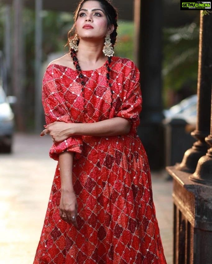 Swasika Instagram - Do life with love, Stop when you’re happy with what you’ve achieved and Everyday is a day to be happy! Mua : @abilashchickumakeupartist Stylist : @rashmimuraleedharan Costume : @salaaboutique Photo : @akhil_photography_tvm #swasikavj #swasika #redcarpet #redcarpetlook #amritatv