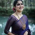 Swasika Instagram - When you feel beautiful yourself. 😍 Makeup : @abilashchickumakeupartist Saree : @ruuhbythebrandstore @thebrandstorebyfebitha Photography: @a10__photography #swasika #swasikavj #swasikavijay #sareelove #agoodday #gratitude #eveningpost #riverside #bluesaree #photoshoot