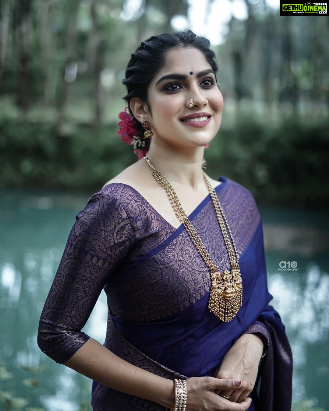 Swasika Instagram - When you feel beautiful yourself. π Makeup : @abilashchickumakeupartist Saree : @ruuhbythebrandstore @thebrandstorebyfebitha Photography: @a10__photography #swasika #swasikavj #swasikavijay #sareelove #agoodday #gratitude #eveningpost #riverside #bluesaree #photoshoot