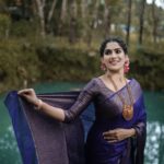 Swasika Instagram - When you feel beautiful yourself. 😍 Makeup : @abilashchickumakeupartist Saree : @ruuhbythebrandstore @thebrandstorebyfebitha Photography: @a10__photography #swasika #swasikavj #swasikavijay #sareelove #agoodday #gratitude #eveningpost #riverside #bluesaree #photoshoot
