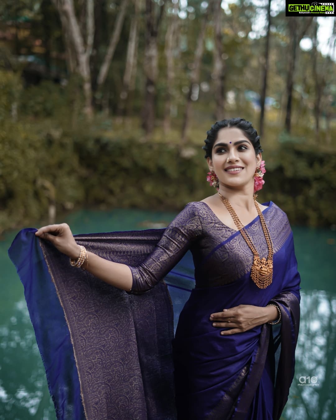 Swasika Instagram - When you feel beautiful yourself. π Makeup : @abilashchickumakeupartist Saree : @ruuhbythebrandstore @thebrandstorebyfebitha Photography: @a10__photography #swasika #swasikavj #swasikavijay #sareelove #agoodday #gratitude #eveningpost #riverside #bluesaree #photoshoot