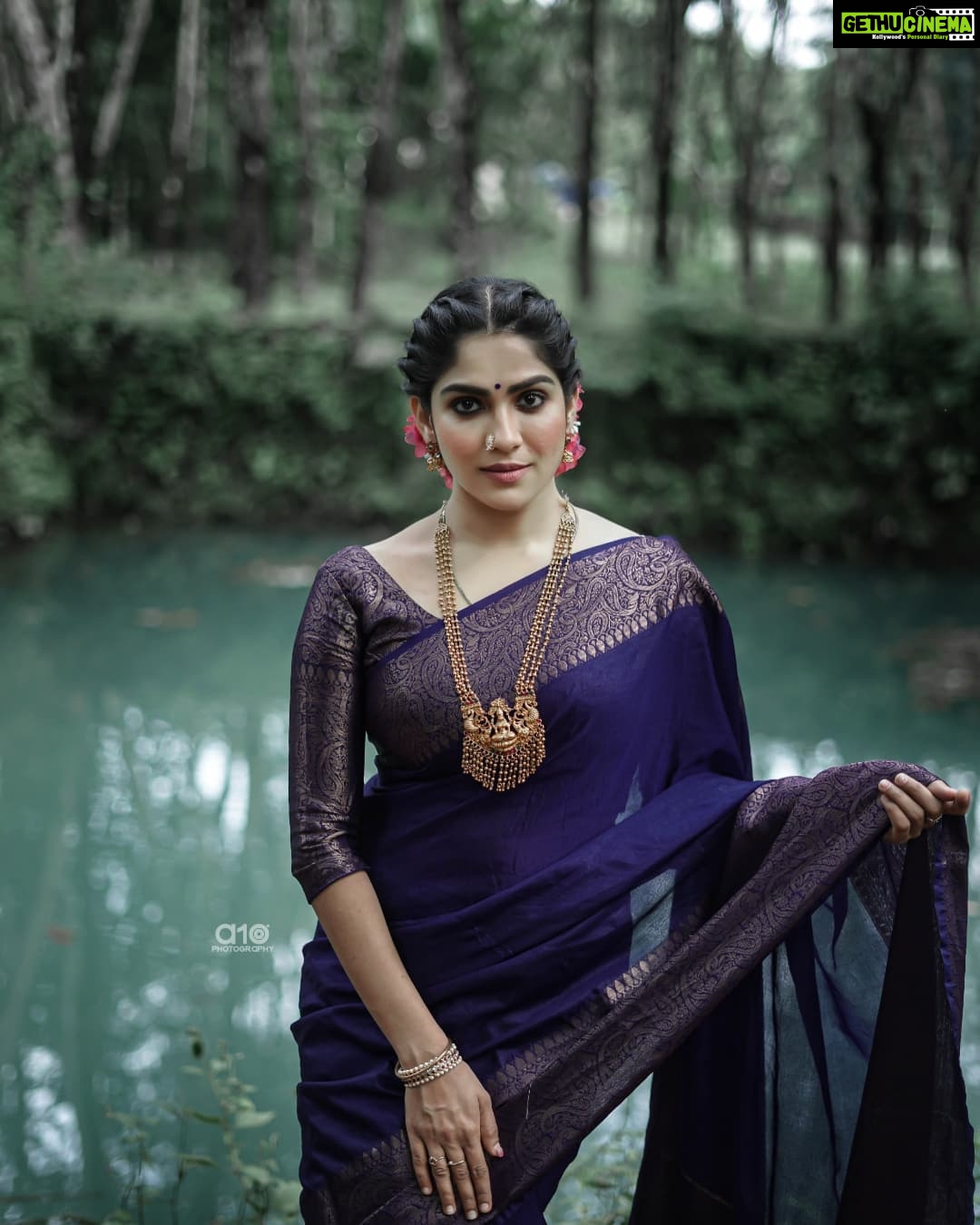 Swasika Instagram - When you feel beautiful yourself. π Makeup : @abilashchickumakeupartist Saree : @ruuhbythebrandstore @thebrandstorebyfebitha Photography: @a10__photography #swasika #swasikavj #swasikavijay #sareelove #agoodday #gratitude #eveningpost #riverside #bluesaree #photoshoot