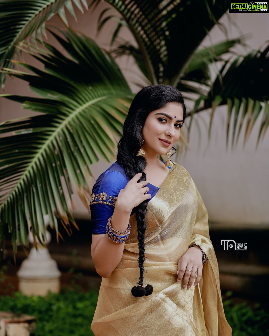 Swasika Instagram - Nothing you wear is more important than your smile ! Happy Sunday Everyone ❤ Makeup @abilashchickumakeupartist Saree & Blouse @laagire Styling @jaffarimaam Jewellery @whitepearlkl14 Photo @talesbyaravind #swasikavj #swasika #redcarpet #swasikaactress #swasikavijay #sareelove #goldensaree #happysunday #smilingsunday