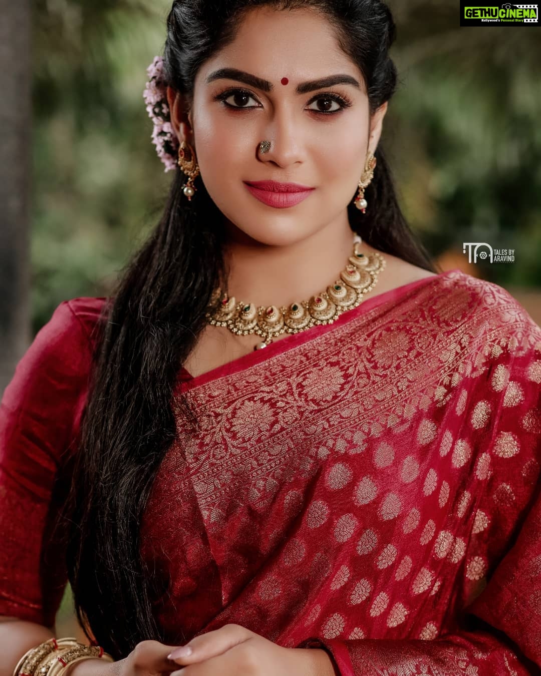 Swasika Instagram - If dress was a beauty it would definitely be a red saree . Saree @bobbysbellissimo Jewellery @whitepearlkl14 Makeup @neethu_makeupartist Photo @talesbyaravind #saree #redsaree #swasika #swasikavj #swasikavijay #swasikaactress #redlove #sareelove #redcarpet
