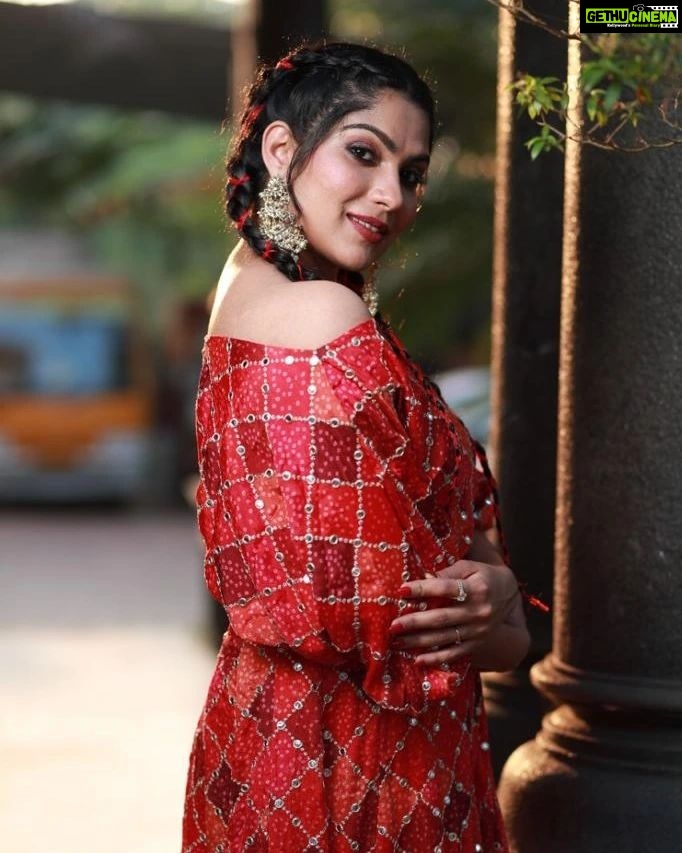 Swasika Instagram - Do life with love, Stop when you’re happy with what you’ve achieved and Everyday is a day to be happy! Mua : @abilashchickumakeupartist Stylist : @rashmimuraleedharan Costume : @salaaboutique Photo : @akhil_photography_tvm #swasikavj #swasika #redcarpet #redcarpetlook #amritatv