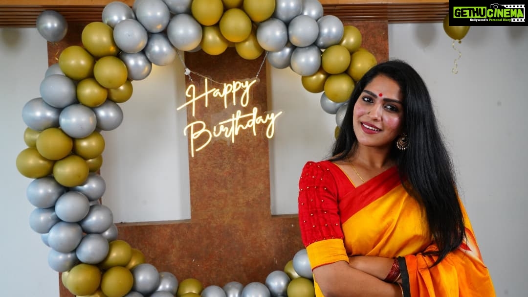 Swasika Instagram - Finally, The silver play button is in my hands on my birthday . To watch the unboxing and my birthday celebration, do watch my new vlog in my youtube channel. #swasika #swasikavijay #swasikaactress #swasikavlog #swasikavijayactress