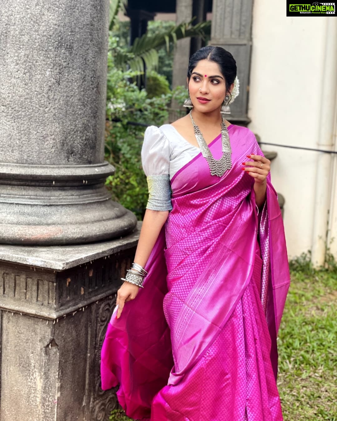 Swasika Instagram - The day you take complete responsibility for yourself, the day you stop making any excuses, that’s the day you start to the top. ~ O.J. Simpson Makeup : @abilashchickumakeupartist Saree : @diya_fashion___ #swasika #swasikavj #redcarpet #amritatv #swasikavijay #pinksaree #sareelove