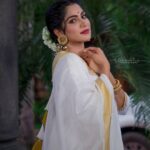 Swasika Instagram - Whistles of the white ❤ Styling @jaffarimaam Makeup @abilashchickumakeupartist Photo: @abindhu_photography Jewelleries @muthucharam_2018 #swasika #swasikavj #swasikavlogs #swasikactress