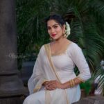 Swasika Instagram - Whistles of the white ❤ Styling @jaffarimaam Makeup @abilashchickumakeupartist Photo: @abindhu_photography Jewelleries @muthucharam_2018 #swasika #swasikavj #swasikavlogs #swasikactress