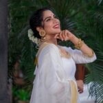 Swasika Instagram - Whistles of the white ❤ Styling @jaffarimaam Makeup @abilashchickumakeupartist Photo: @abindhu_photography Jewelleries @muthucharam_2018 #swasika #swasikavj #swasikavlogs #swasikactress