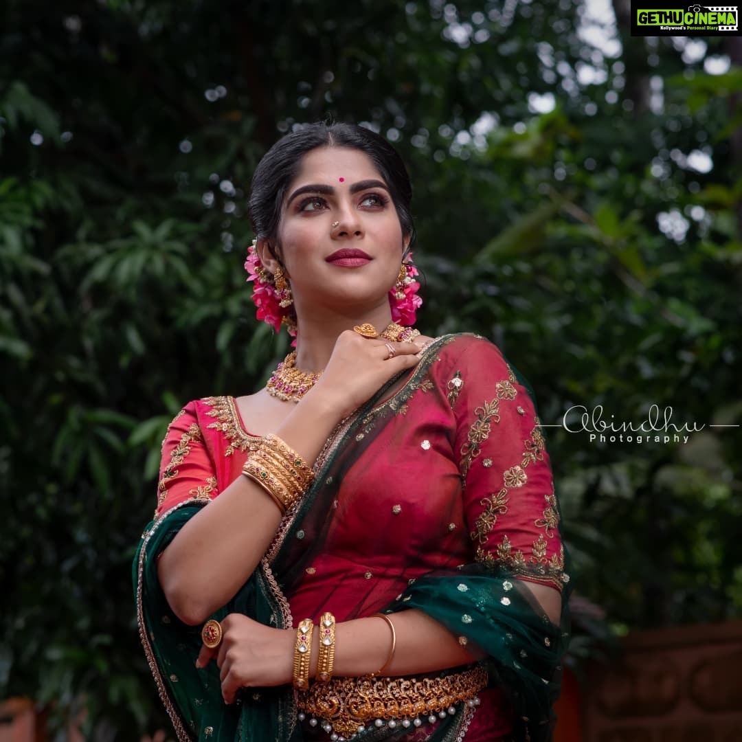 Swasika Instagram - Happy Vijayadashami 🪔 Styling @jaffarimaam Makeup @abilashchickumakeupartist Outfit @rayan_silks Jewellery @parakkatt_jewels Photo: @abindhu_photography Assisted @jabirr_jabi @prajithcpwayanad #happyvijayadashami #vijayadashami #swasika #swasikavj #swasikavijayactress