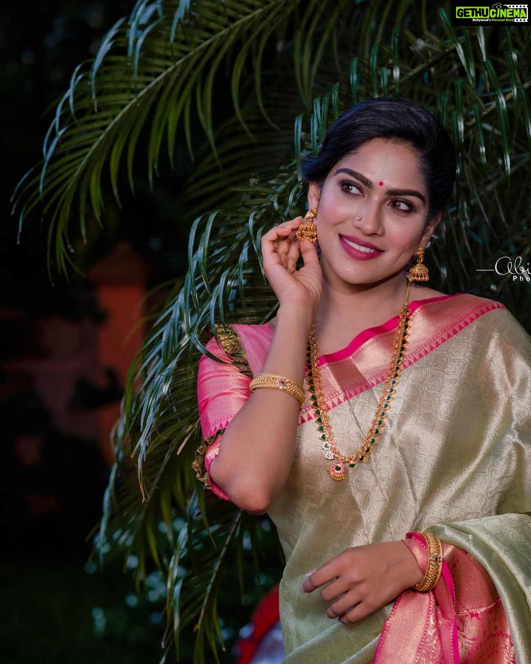 Swasika Instagram - Happy Mahanavami 🪔 Styling @jaffarimaam Makeup @abilashchickumakeupartist Outfit @elite____threads Jewellery @parakkatt_jewels Photo: @abindhu_photography Assisted : @jabirr_jabi @prajithcpwayanad #mahanavami #swasika #swasikavijay #swasikactress #durgapooja