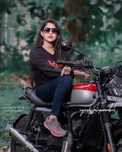 Swasika Instagram - Riding along @kudukku2025_movie promotions. Photography: @sajeesh_blackstone #kudukku2025 #moviepromotions #augustrelease #swasikavj