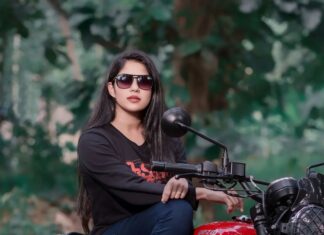 Swasika Instagram - Riding along @kudukku2025_movie promotions. Photography: @sajeesh_blackstone #kudukku2025 #moviepromotions #augustrelease #swasikavj