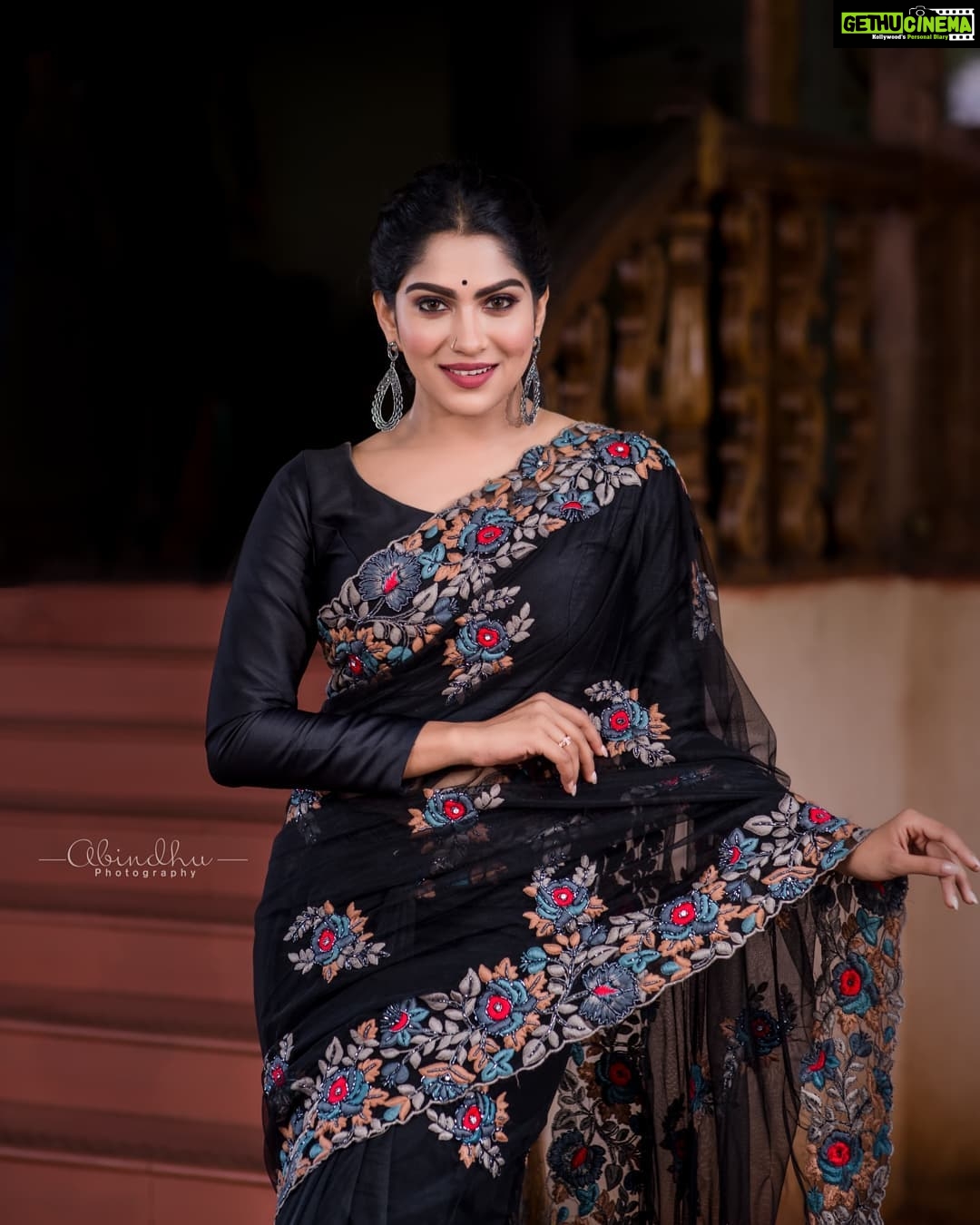 Swasika Instagram - Be bold in pursuing what others believe is unrealistic because this will achieve more than being bland and unimaginative. Makeup : @abilashchickumakeupartist Styling @jaffarimaam Photos @abindhu_photography Outfit : @kurdhishdesigns #swasikavj #swasikavlogs #swasikavijay #swasika #blacksaree #boldandbeautiful #blacklove #sareelove #redcarpetlook #redcarpet #amritatv