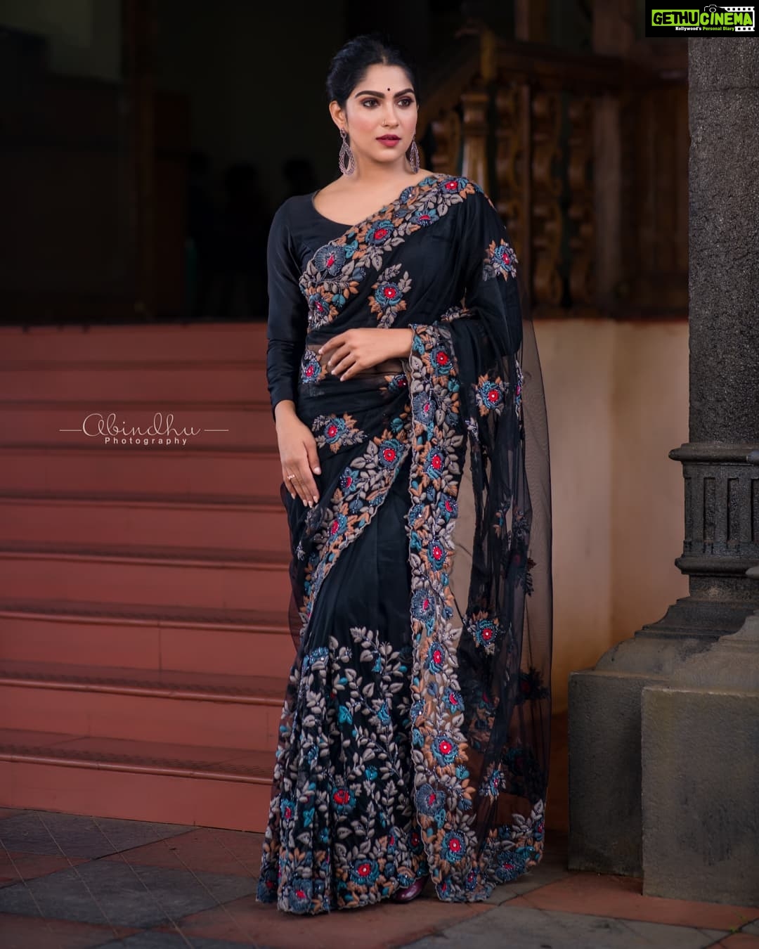 Swasika Instagram - Be bold in pursuing what others believe is unrealistic because this will achieve more than being bland and unimaginative. Makeup : @abilashchickumakeupartist Styling @jaffarimaam Photos @abindhu_photography Outfit : @kurdhishdesigns #swasikavj #swasikavlogs #swasikavijay #swasika #blacksaree #boldandbeautiful #blacklove #sareelove #redcarpetlook #redcarpet #amritatv