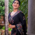 Swasika Instagram - Be bold in pursuing what others believe is unrealistic because this will achieve more than being bland and unimaginative. Makeup : @abilashchickumakeupartist Styling @jaffarimaam Photos @abindhu_photography Outfit : @kurdhishdesigns #swasikavj #swasikavlogs #swasikavijay #swasika #blacksaree #boldandbeautiful #blacklove #sareelove #redcarpetlook #redcarpet #amritatv