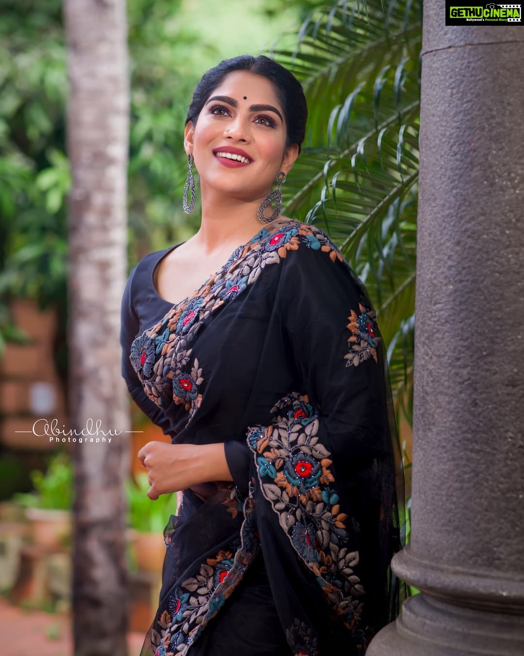 Swasika Instagram - Be bold in pursuing what others believe is unrealistic because this will achieve more than being bland and unimaginative. Makeup : @abilashchickumakeupartist Styling @jaffarimaam Photos @abindhu_photography Outfit : @kurdhishdesigns #swasikavj #swasikavlogs #swasikavijay #swasika #blacksaree #boldandbeautiful #blacklove #sareelove #redcarpetlook #redcarpet #amritatv