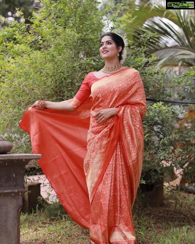 Swasika Instagram - For the love for traditional looks . Muse : @swasikavj Saree: @atmasignature Ornaments: @inikacollections Makeup : @abilashchickumakeupartist Photography: @midhinlal #swasika #swasikavj #swasikavlogs #swasikavijayactress #abilashchickumakeupartist