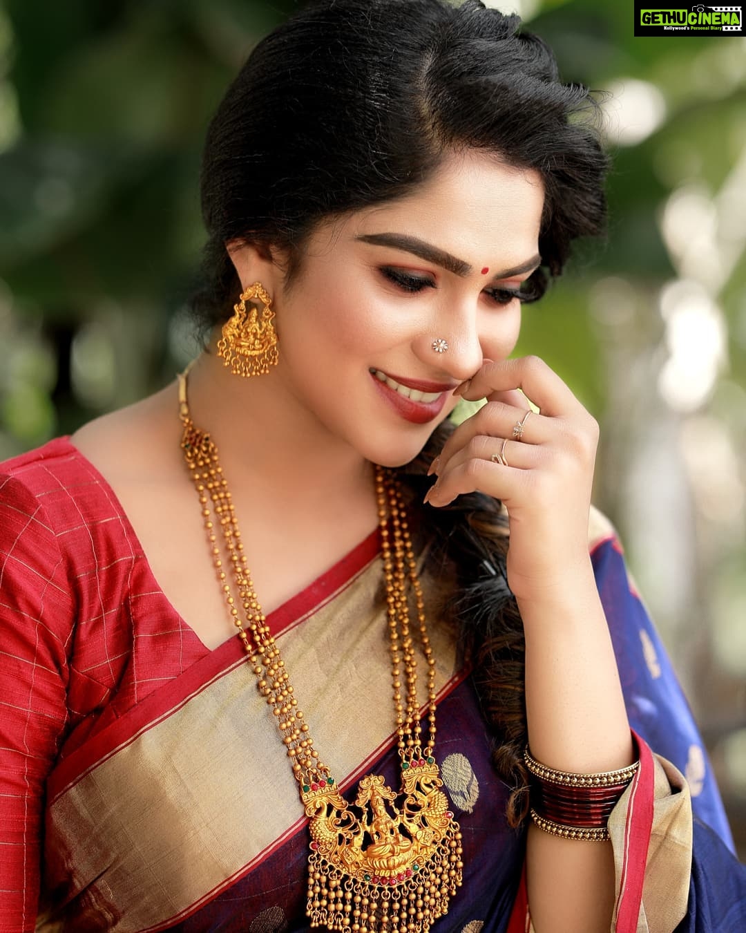 Swasika Instagram - Embellished in Beauty ! Makeup: @abilashchickumakeupartist Saree : @thebrandstorebyfebitha Photography: @midhinlal #swasika #swasikavj #swasikavlogs #swasikavijayactress #sareelove #templejewellery #redcarpet #amritatv #saree #sareelook
