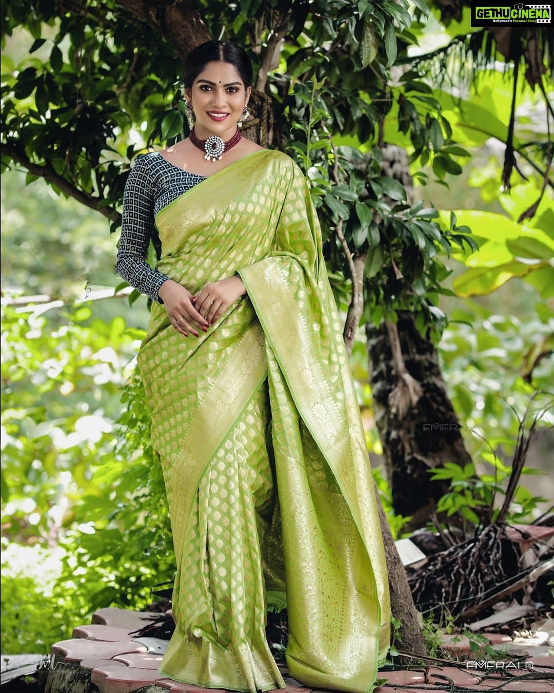 Swasika Instagram - Feelings come and go like clouds in a windy sky. Conscious breathing is my anchor. Makeup: @abilashchickumakeupartist Saree : @thebrandstorebyfebitha Photography: @midhinlal #swasika #swasikavj #swasikavlogs #swasikactress #swasikavijayactress #saree #sareelove #greensaree
